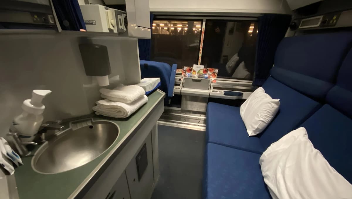 amtrak-bedroom.webp