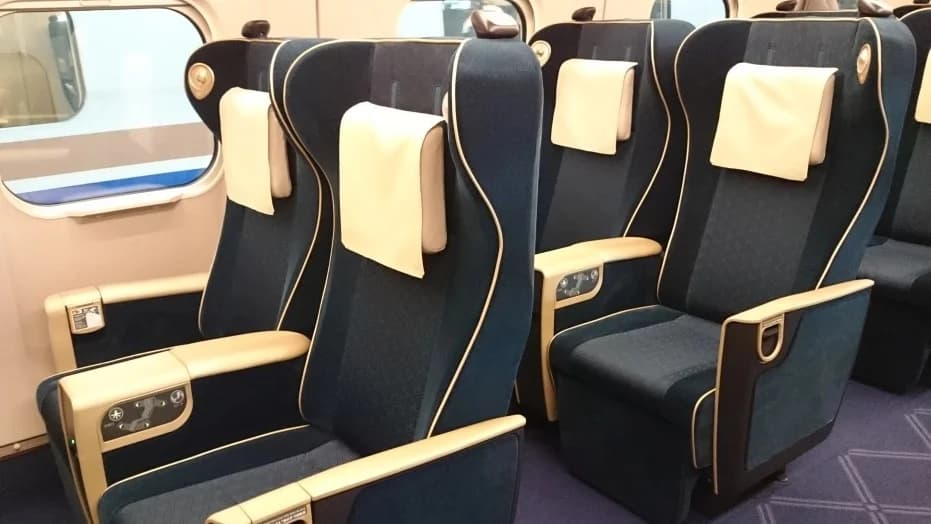 green-cars-first-class-2-1.webp