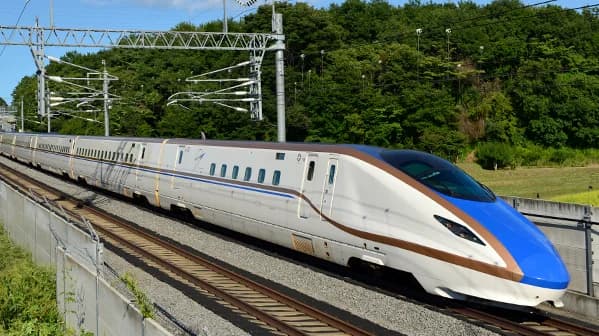hokuriku-shinkansen-outside-1.webp