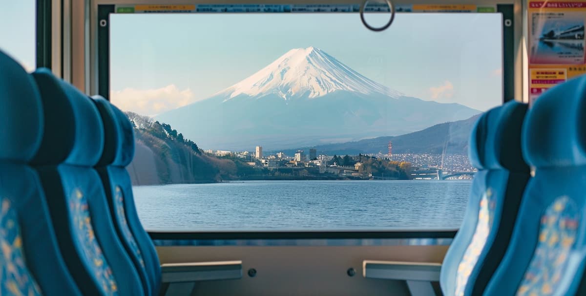 firebird2176_blue_train_seats_with_window_with_japan_view_39426076-0d81-495a-ad63-9fb4cb525989.webp